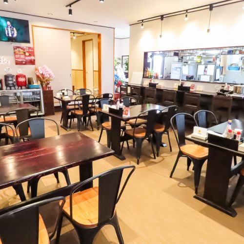 広々とした明るい店内