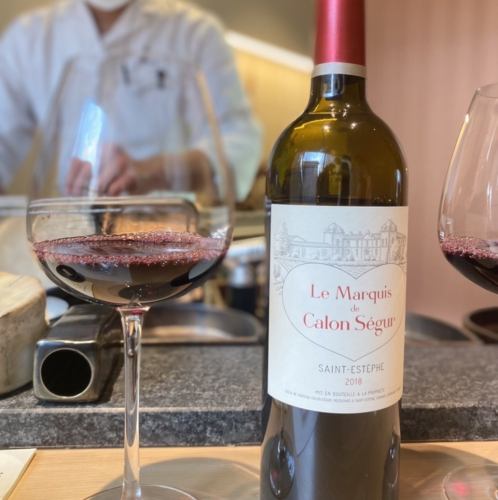 자랑의 꼬치 요리와 일품과 궁합 발군의 엄선된 음료.