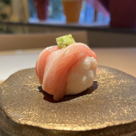 제철 꼬치 튀김을 즐긴다! 꼬치 튀김 오마카세 코스 전 16 품 무료 음료 포함 11000 엔 (세금 포함)