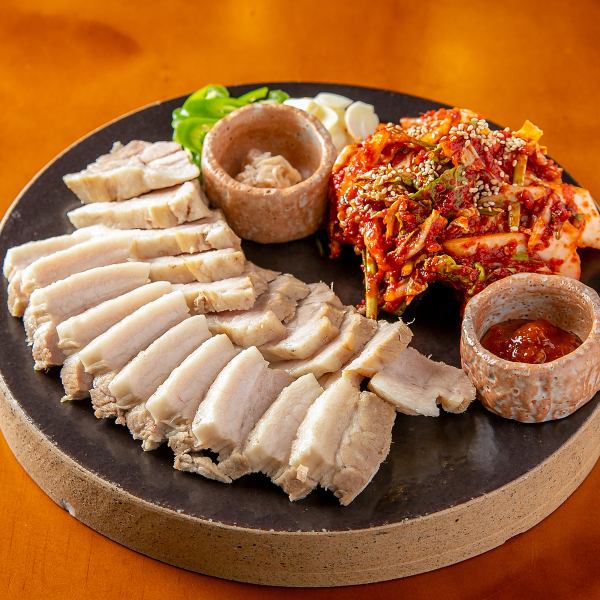 Bossam, where you can enjoy carefully selected pork in a refreshing and healthy way, is a gem that is popular with men and women of all ages.