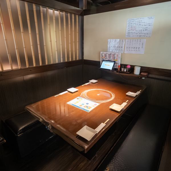 暖簾で区切られたテーブル半個室もご用意★しっかりと区切られているのでゆったりお楽しみいただけます