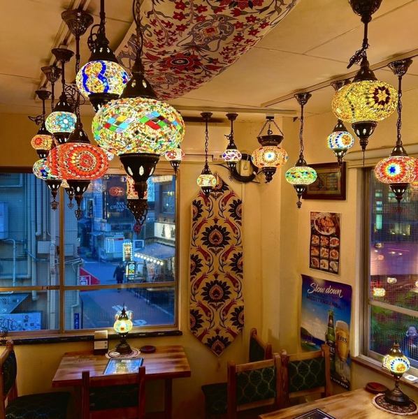 【デート利用や女子会】心地よい風を感じながら、トルコの本格料理とワインを楽しめます。開放的な空間で、友人や大切な人とのひとときにぴったり。