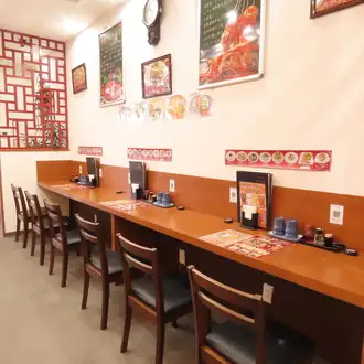 お一人様でもお気軽にご来店いただけるカウンター席。