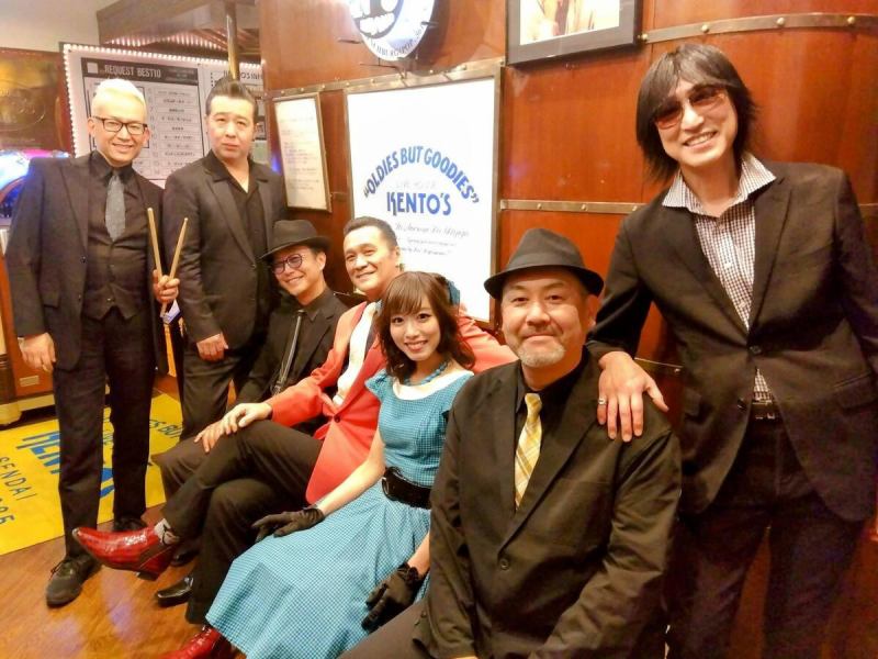 レギュラーバンド『キャデラック』によるライブステージは、毎晩大盛況！！最高の瞬間をあなたにお届け♪毎日1950年代のアメリカンポップスを中心としたオールディーズの生演奏をお届けしています☆
