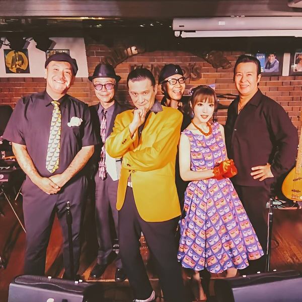 レギュラーバンド『キャデラック』によるライブステージは、毎晩大盛況！！最高の瞬間をあなたにお届け♪毎日1950年代のアメリカンポップスを中心としたオールディーズの生演奏をお届けしています☆