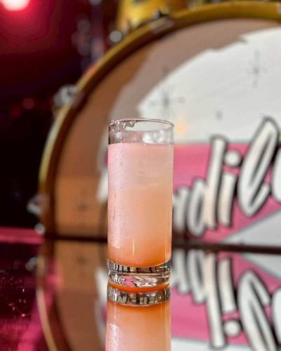 【4月1日起】春季限定樱花鸡尾酒现已上市！🌸🍸

夜晚，悠扬的乐声与春天的气息交织在一起🌃🎶🌸
我们将于4月1日起推出一款限量版原创饮品！！

这次的主题是“樱花”。
这是我们员工精心挑选的饮品系列，散发着樱花利口酒和糖浆的迷人香气🌸

我最推荐这两款饮品！👇

✅第一个是“彩色唇膏💄”
“领子”指的是衬衫的领子。
我的唇膏是粉色的！不是红色的！💢
我根据歌词的日语翻译创作了这款饮品。💄
大家请注意保护领口……💋

✅第二张是“染井吉野樱花🌸”
这是一款用桃子和樱花调制的鸡尾酒🍑🌸
加入柠檬糖浆，就能调制出一款清爽怡人的鸡尾酒！
颜色是淡淡的粉色，让人想起染井吉野樱花。🍸

让我们伴着樱花的芬芳，跳一整夜的扭扭舞吧！🕺💃🏻
-
#Kentos
#仙台健都
春季限定菜单
#樱花鸡尾酒
-
#仙台酒吧 #仙台美食 #仙台现场 #国分町酒吧
-
#Live house #Oldies #美国流行音乐 #Rock and roll
-
#现场表演 #现场表演 #1950s #1960s
#想和喜欢舞蹈的人交流 #想和喜欢现场表演的人交流 #想和喜欢仙台的人交流