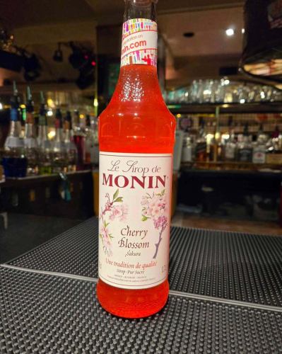 【4月1日起】春季限定樱花鸡尾酒现已上市！🌸🍸

夜晚，悠扬的乐声与春天的气息交织在一起🌃🎶🌸
我们将于4月1日起推出一款限量版原创饮品！！

这次的主题是“樱花”。
这是我们员工精心挑选的饮品系列，散发着樱花利口酒和糖浆的迷人香气🌸

我最推荐这两款饮品！👇

✅第一个是“彩色唇膏💄”
“领子”指的是衬衫的领子。
我的唇膏是粉色的！不是红色的！💢
我根据歌词的日语翻译创作了这款饮品。💄
大家请注意保护领口……💋

✅第二张是“染井吉野樱花🌸”
这是一款用桃子和樱花调制的鸡尾酒🍑🌸
加入柠檬糖浆，就能调制出一款清爽怡人的鸡尾酒！
颜色是淡淡的粉色，让人想起染井吉野樱花。🍸

让我们伴着樱花的芬芳，跳一整夜的扭扭舞吧！🕺💃🏻
-
#Kentos
#仙台健都
春季限定菜单
#樱花鸡尾酒
-
#仙台酒吧 #仙台美食 #仙台现场 #国分町酒吧
-
#Live house #Oldies #美国流行音乐 #Rock and roll
-
#现场表演 #现场表演 #1950s #1960s
#想和喜欢舞蹈的人交流 #想和喜欢现场表演的人交流 #想和喜欢仙台的人交流