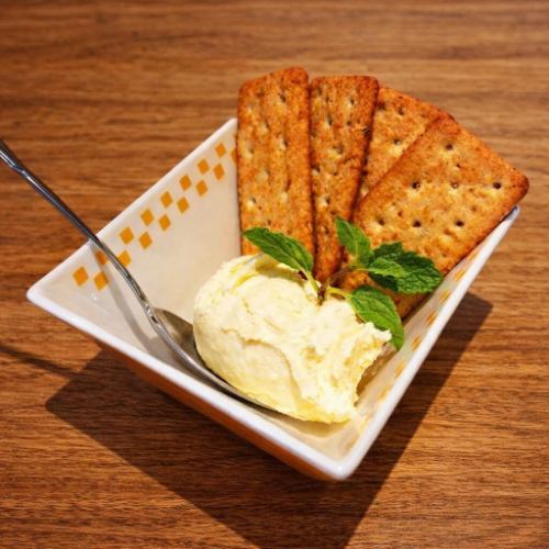 蔵王チーズとクラッカー