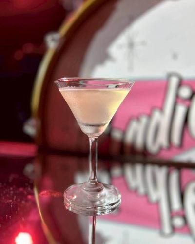 【4/1〜START】春限定・桜カクテル解禁🌸🍸

音の余韻に、春が混ざる夜🌃🎶🌸
4/1〜限定オリジナルドリンク始めます‼️

今回のテーマは「SAKURA」
桜リキュールとシロップが華やかに香る、スタッフ渾身のラインナップです🌸

イチオシはこの2杯！👇

✅1つ目は｢カラーに口紅💄｣
カラーとはシャツの襟の事を指します。
私の口紅は桃色よ！赤じゃないわ！💢
という日本語訳の歌詞から着想を得てドリンクを作りました💄
皆さん襟元にはご注意を…💋

✅2つ目は｢ソメイヨシノ🌸｣
ピーチと桜を使ったカクテルです🍑🌸
レモンシロップを追加する事によってスッキリ爽やかなカクテルを実現！
色味が淡紅色（たんこういろ）でソメイヨシノをイメージさせるような一杯🍸

桜の風味を楽しみながら、ツイストで踊り明かそう🕺💃🏻
-
#ケントス
#仙台ケントス
#春限定メニュー
#桜カクテル
-
#仙台バー #仙台グルメ #仙台ライブ #国分町バー
-
#ライブハウス #オールディーズ #アメリカンポップ #ロックンロール
-
#生演奏 #生ライブ #1950年代 #1960年代
#ダンス好きな人と繋がりたい #ライブ好きな人と繋がりたい #仙台好きな人と繋がりたい