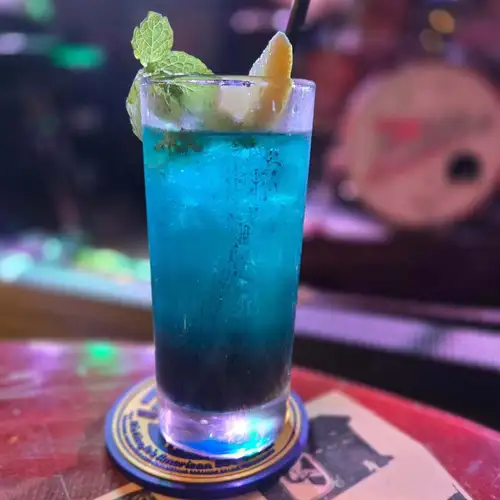 【6/22～START】夏限定カクテル始まります🏄‍♀️🍸⁡
⁡⁡
⁡青と黄色が重なる、南国の色。夏の夜に、優しくほどけるトロピカル🌴🍍⁡
⁡⁡
⁡今回のテーマは「南国トロピカル」⁡
⁡ココナッツリキュールとパイナップルジュースを中心に使用したカクテルをスタッフが考案！⁡
⁡⁡
⁡⁡イチオシはこの2杯！👇⁡
⁡⁡
⁡✅1つ目は「パイナップル・プリンセス」⁡
⁡アネットのパイナップル・プリンセスという曲をイメージしたカクテルです🍍⁡
⁡パイナップルをベースにほのかにココナッツを感じる一杯になります🥥⁡
⁡⁡
⁡✅2つ目は「夜の踊り子」⁡
⁡某有名バンドの曲から着想を得て考案した一杯。⁡
⁡青、黄、緑など様々な色をグラスに彩り、ミュージックビデオをイメージしました。1口飲んだらあの踊りが…🚣‍♂️🕺⁡
⁡⁡
⁡南国気分でツイストして一汗かきに是非、ケントスへ💃🎶⁡
⁡
⁡⁡
⁡⁡#ケントス⁡
#仙台ケントス⁡
#夏カクテル⁡
⁡#仙台グルメ⁡
#仙台バー