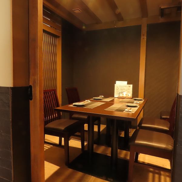 周りを気にせず、ごゆっくりとお食事や会話を楽しめる個室席をご用意しております。誕生日や記念日など特別な日のご利用にいかがでしょうか。また仕切りを外すことができるため、最大20名様でのご利用も承っております。