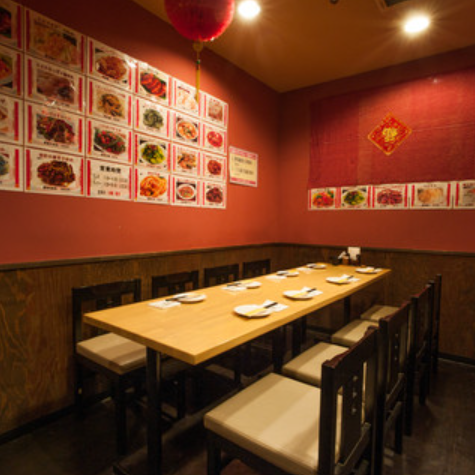 最大15名まで入る半個室は、親しい友人やビジネスの会合に最適なプライベート空間です。周囲の目を気にせず、リラックスした雰囲気で会話を楽しめます。柔軟な座席配置も可能。美味しい料理を囲みながら特別な時間を過ごせるため、思い出に残る瞬間を演出します。大切な人との絆を深める場としても理想的です！