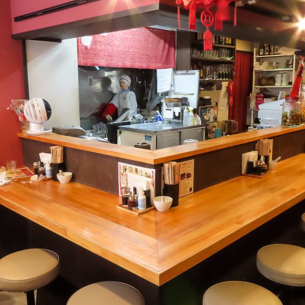 日本初の刀削麺ロボットの近くにあるカウンター席は、視覚と味覚を同時に楽しめる魅力があります。目の前で麺が削り出される様子は圧巻で、料理の過程を間近で見ることで、食事への期待感が高まります。自家製の新鮮な刀削麺を楽しみながら、友人や家族と共に、新感覚の美味しさを味わえるひとときをお楽しみください◎