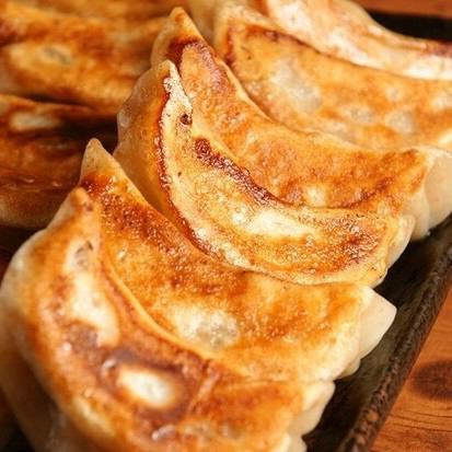 A popular izakaya where you can enjoy piping hot gyoza dumplings with gravy and fresh horsemeat sashimi