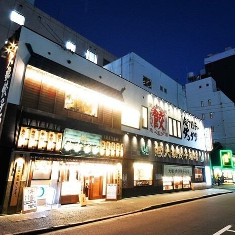 【毎日朝4時まで営業中 当日予約OK!!】毎日活気あふれる店内で最高の餃子とビールをお楽しみください。