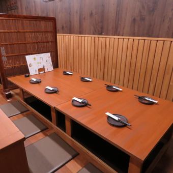 [Kan FUll (Colorful)] also has horigotatsu tables for you to relax in, depending on the number of guests.The seats are separated from the next seat by a screen, so it's perfect for those who want to have a relaxing conversation while drinking alcohol. There are also movable seats that can accommodate up to 4 people.
