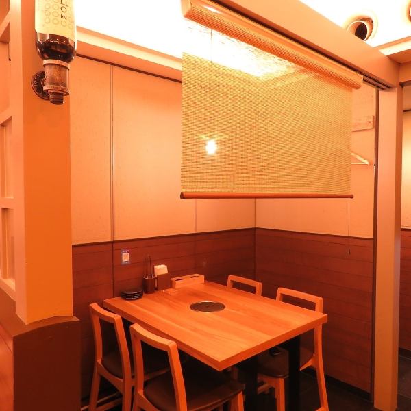 合コン、女子会のご利用にもおすすめの半個室です。焼肉を囲みながら盛り上がること間違いなしです。静かな雰囲気の半個室で、特別な時間をお楽しみください。ゆったりとくつろぎながら、美味しい料理とともに素敵なひとときを過ごしませんか？プライベート感溢れる半個室で至福の時間をお楽しみください！