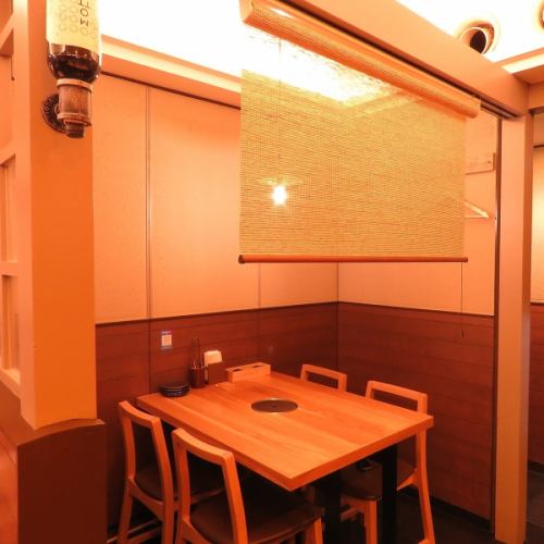 <p>合コン、女子会のご利用にもおすすめの半個室です。焼肉を囲みながら盛り上がること間違いなしです。静かな雰囲気の半個室で、特別な時間をお楽しみください。ゆったりとくつろぎながら、美味しい料理とともに素敵なひとときを過ごしませんか？プライベート感溢れる半個室で至福の時間をお楽しみください！</p>