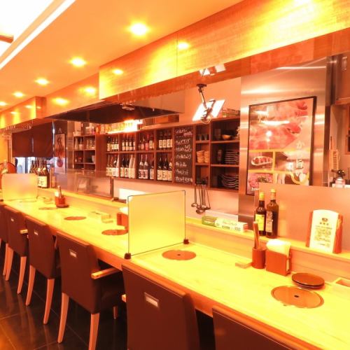 <p>【しっぽりデートにカウンター席】2名様デートや女子会などに是非お使いください。静かに雰囲気を楽しんで頂けるカウンター席でお食事やお酒をお楽しみ頂けますので是非ご利用ください。おひとり様でも、お気軽にご来店頂けます。会社帰り、ご家族・ご友人とのお食事でゆっくり使いたい方にもぴったり◎</p>