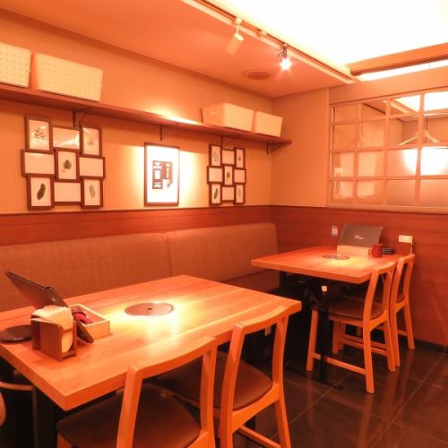 <p>【清潔感ある店内でくつろげるオープン席】広々と落ち着いた店内は、ご家族でのお食事にぴったりです。また席をつなげて16名様までご利用いただけますので、会社仲間などの宴会にもオススメです。女子会,同窓会,誕生日のお祝い等特別な日のお食事にも◎大切な方のおもてなしにも最適な席をご用意しております！</p>
