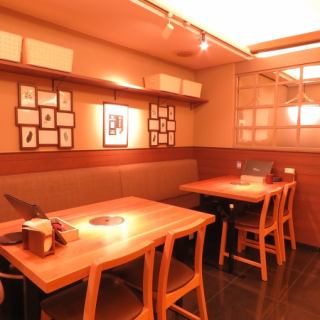 広々と落ち着いた店内は、ご家族でのお食事にぴったりです。また席をつなげて16名様までご利用いただけますので、会社仲間などの宴会にもオススメです。