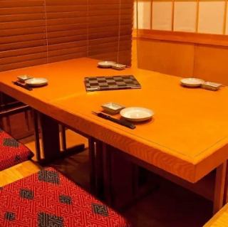 【掘りごたつ個室席：2～26名様】お昼の宴会や少人数でのお集まりにおすすめ。2名様ごとにブラインドで仕切ることができ、最大26名様までご利用いただけます。足を伸ばしてゆっくりとおくつろぎいただける掘りごたつで、お昼の宴会や少人数でのお集まりにご利用ください。