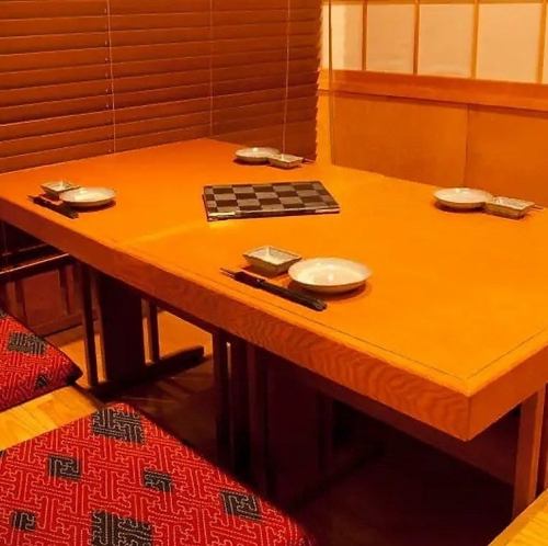 【掘りごたつ個室席：2～26名様】お昼の宴会や少人数でのお集まりにおすすめ。2名様ごとにブラインドで仕切ることができ、最大26名様までご利用いただけます。足を伸ばしてゆっくりとおくつろぎいただける掘りごたつで、お昼の宴会や少人数でのお集まりにご利用ください。