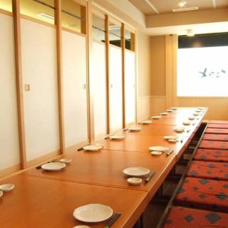 【掘りごたつ個室：2～26名様】大人数での各種ご宴会におすすめ。ブラインドで仕切ることができる掘りごたつ個室席をすべて使用することで最大26名様までご利用いただけます。冠婚葬祭や親しいお仲間との打ち上げなど大人数でのお集まりにおすすめです。ぬくもりのある白木に囲まれた空間でお食事をお愉しみください。