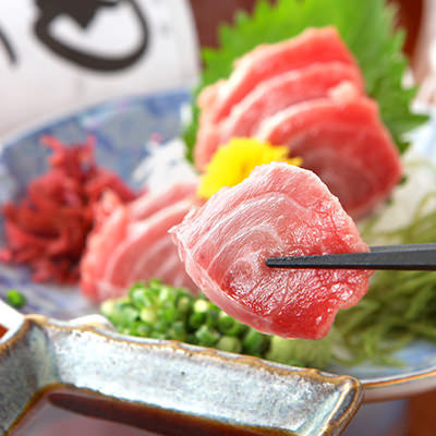 品嚐“濃天金槍魚腩”，這種金槍魚肉只能從100公斤重的藍鰭金槍魚身上獲得約200克。
