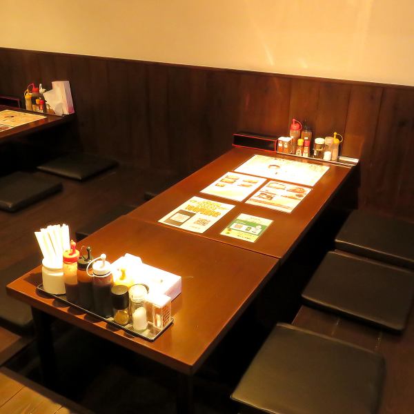 【コスパ◎の少人数宴会に】温かな光が照らす店内には落ち着いた色合いの家具が揃う、居心地の良い空間です。ご友人同士でのお食事や、会社帰りのご宴会など、お仲間同士で楽しくゆっくりと過ごすのにピッタリです。シーンに合わせてぜひご利用ください。