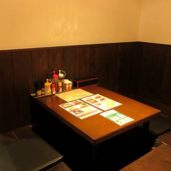 【2個座位×2張桌子】也準備了適合情侶在居酒屋約會，或是和朋友單獨喝酒的2人座席。一張桌子僅供兩人使用，因此非常適合一起用餐或在舒適的距離內進行交談。