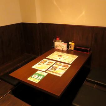 【2張6人桌】可容納6人就座，適合小型飲酒聚會。歡迎在活動中或下班後隨意使用它。下沉式被爐座位讓您能夠以舒適的位置就坐，從而可以放鬆地享用美食。