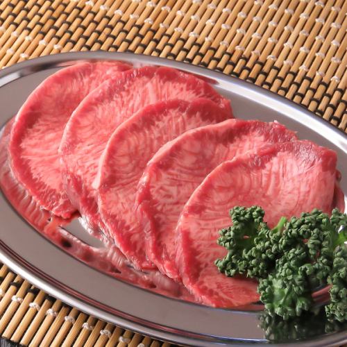 薄くカットされたタンの食感がクセになること間違いなし！【タン1人前1,868円(税込)】