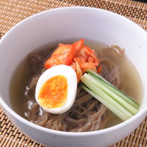 〆の一品にピッタリ！ツルツルとした滑らかで弾力のある麺を使用【冷麺1,098円(税込)】