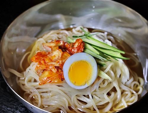 〆の一品にピッタリ！ツルツルとした滑らかで弾力のある麺を使用【冷麺1,098円(税込)】