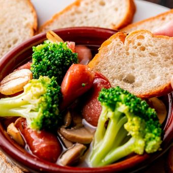 Shrimp and colorful vegetable ajillo (with baguette)