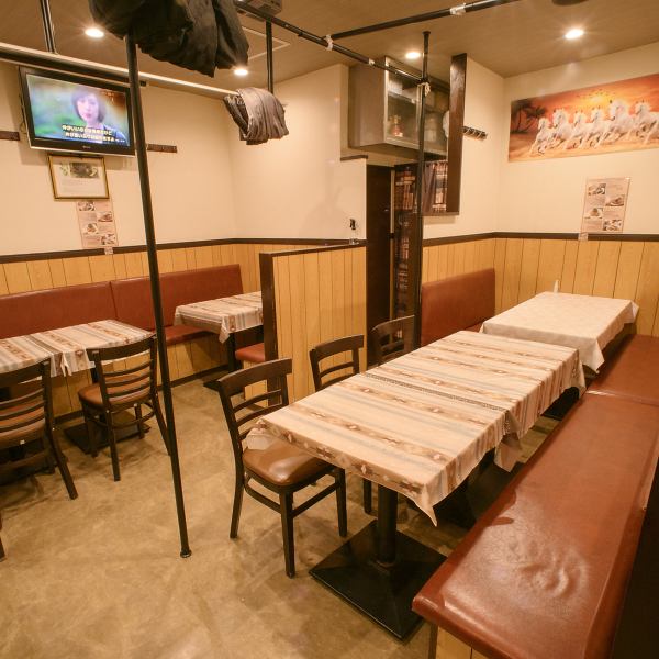 広々とした店内はと片側ソファ席で居心地抜群です◎ネパールビールやインド・ネパールの伝統酒も豊富で飲み会やコース利用にもぴったり。テイクアウトも承りますので、お気軽にお立ち寄りください！