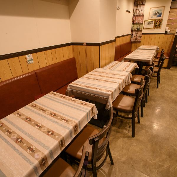 広々としたテーブル席が自慢の店内は、片側ソファ席でくつろぎやすさ抜群！色とりどりの内装が目を引き、異国の雰囲気を楽しめます。普段のお食事やちょっとした集まりにもおすすめです♪