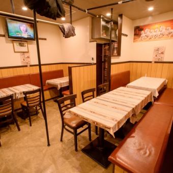 大人数でのご宴会をはじめ、合コンや女子会、同窓会など、さまざまな集いにふさわしい上質なテーブル席をご用意しております。ゆとりある空間で、華やかなひとときをお過ごしください。また、お誕生日や記念日などの特別なお祝いには、クーポンのご利用でメッセージを添えた特製ホールケーキをご用意。