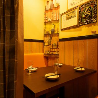 少人数でのご利用にも最適な、落ち着きと品格を兼ね備えた半個室をご用意しております。周囲を気にせずゆったりと寛ぎながら、厳選された肉料理と多彩なお酒の食べ飲み放題を心ゆくまでご堪能ください。上質なプライベート空間で、特別なひとときをお過ごしいただけます。