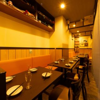 半私密房间用帘子隔开，为您提供一个可以放松身心而不用担心他人的私人空间。座位可以根据人数连接起来，从而实现从小团体到大团体的灵活布局。它可以应用于多种场合。