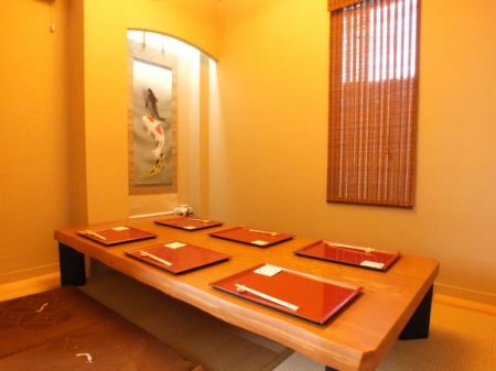 In addition to table seats, there is also a private room for up to 6 people.