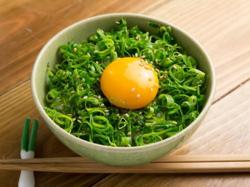 Kujo green onion-covered egg over rice