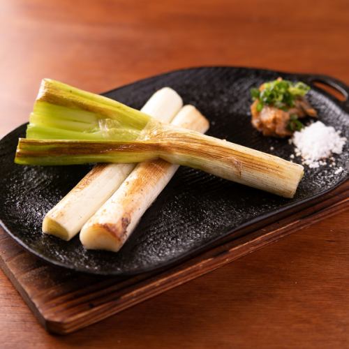 When it comes to green onions, this is it! <Whole roasted Senju green onions> 880 yen (tax included), using a whole precious "Senju green onion"