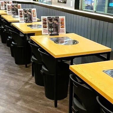 全体的に清潔感のある明るい店内で、落ち着いた印象を与えてくれる空間づくりが魅力。シンプルな木目調テーブルとグレー基調の壁面が調和し、過ごしやすい雰囲気を演出しています。焼肉を中心にした食事スタイルながらも、騒がしすぎず、どんな世代にも親しみやすい環境。友人や家族との食事にもぴったりです。