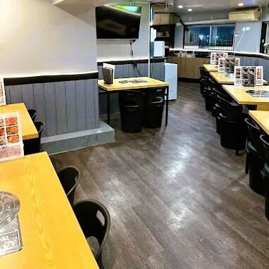 店内は32席の中規模構成で、各テーブルはゆとりをもって配置され、落ち着いた雰囲気の中でゆっくり食事が楽しめます。シンプルで統一感のあるインテリアが居心地の良さを演出し、会話を楽しみたいシーンにもぴったり。貸切利用も可能で、ちょっとした集まりやグループ宴会など幅広い使い方に対応できる汎用性の高い空間です