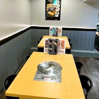 テーブル席は、料理のシェアがしやすい設計がポイント。チヂミや鍋料理、サイドメニューも並べやすく、グループでの食事がより楽しくなります。中央に配置された席では、他のグループとのほどよい距離感も保たれ、賑やかさと落ち着きのバランスが絶妙です。