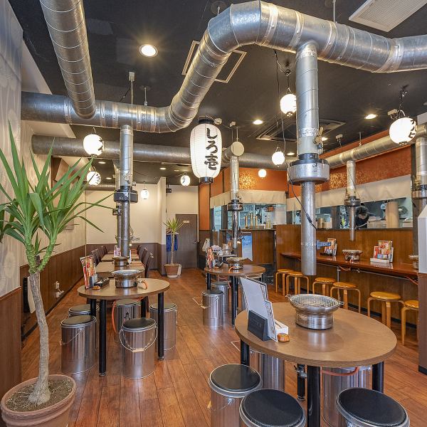 赤ちょうちんが目印の当店！明るく温かみのある店内で落ち着いた空間が広がり、全席に換気ダクトを完備しておりますので、快適にお食事をお楽しみいただけます♪厳選した上質なお肉と秘伝のタレを、心地よい雰囲気の中で味わう至福のひととき♪ご家族や友人との特別な時間を、ぜひ当店でお過ごしください！