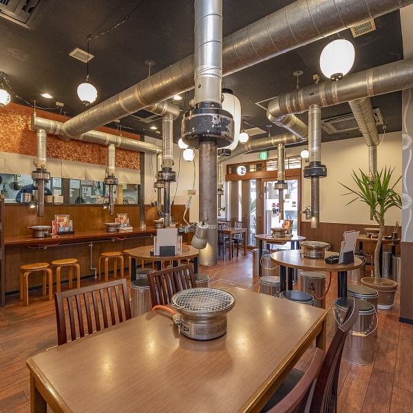 カウンター6席と4名掛けテーブル8卓をご用意しております！丸テーブルと四角テーブルがあり、さまざまなシーンに対応可能です♪少人数でのお食事から、大人数のご宴会まで、幅広くご利用いただけます！各席はゆったりとした配置となっておりますので、ご家族やご友人との楽しい食事を、心地よい空間でお楽しみください♪