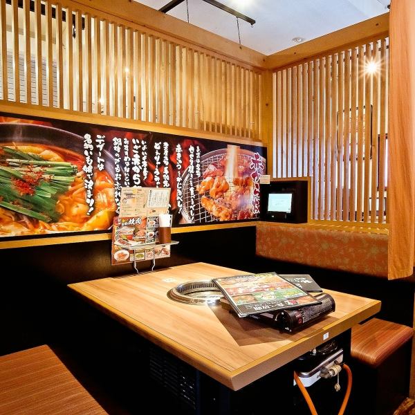 座位之間用隔板和窗簾隔開，非常適合家庭、私人酒會、宴會。店內氣氛平靜，是日式風格，台階也很少，即使是小孩子也可以放心光臨。